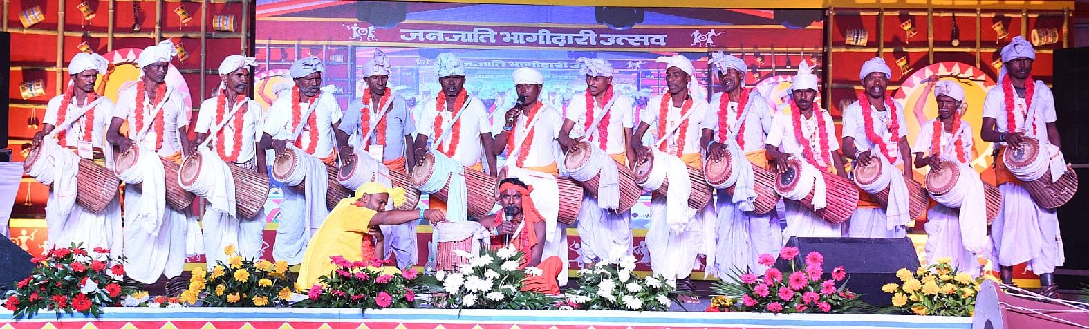 इंदिरा गांधी प्रतिष्ठान में आयोजित जनजाति भागीदारी उत्सव के दूसरे दिन शुक्रवार शाम मंच पर जनजात