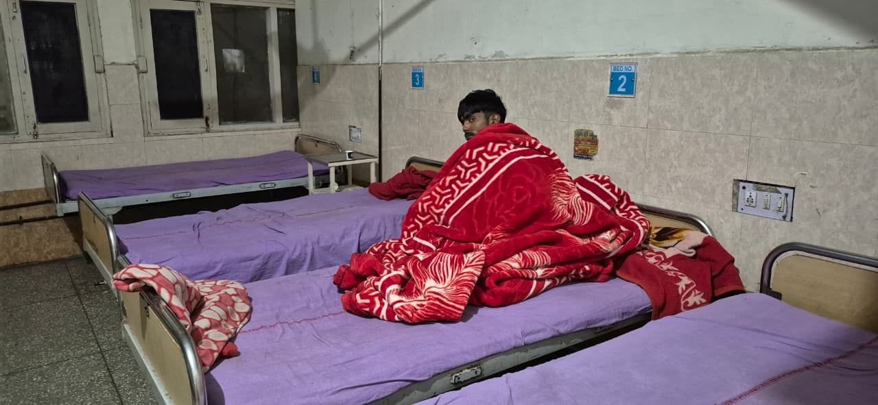 जिला नागरिक अस्पताल में टूटे खिड़कियों के शीशे।