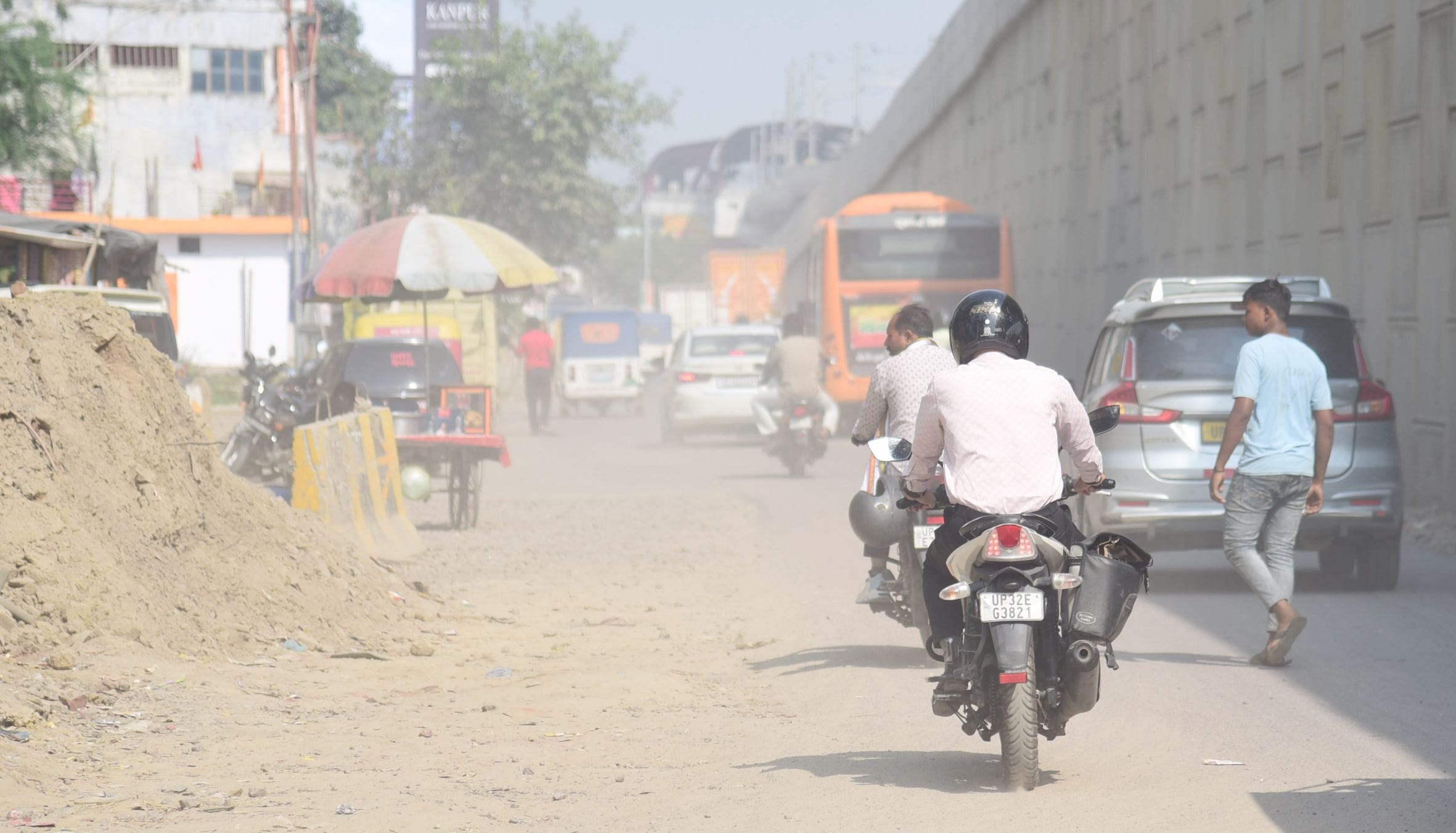 कानपुर रोड और अमाैसी इलाके में उड़ रही धूल से भी बिगड़ रही हवा की सेहत। 