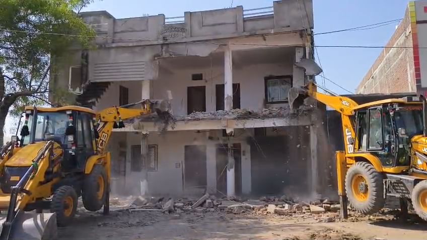 करीब 5 घंटे तक शव रखकर सड़क पर बैठे रहे परिजन व हिंदू संगठनों के लोग