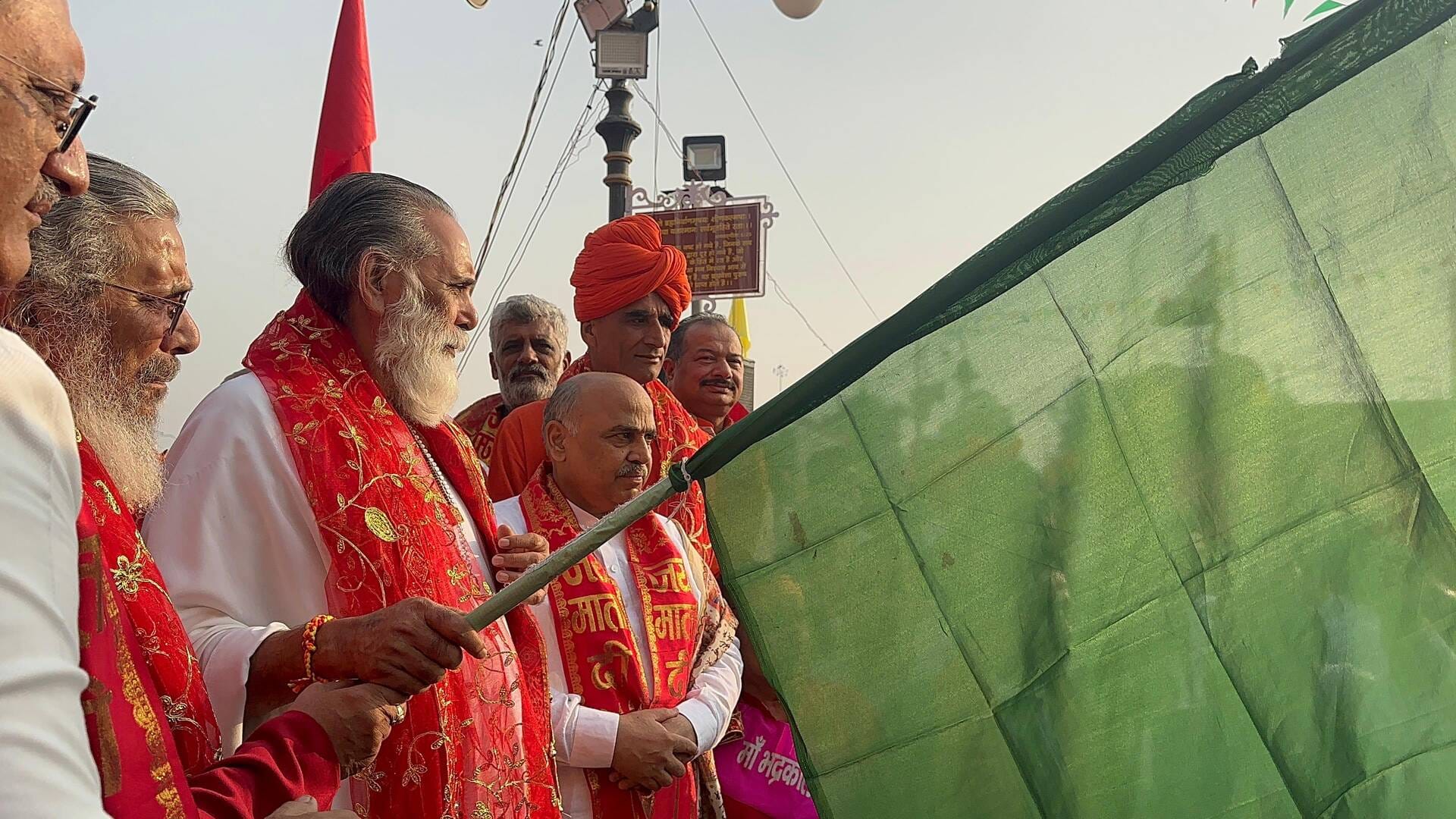 कुरुक्षेत्र। सद्भावना यात्र को हरी झंडी दिखा रवाना करने के दौरान स्वामी ज्ञानानंद। संवाद कुरुक्षेत्र। सद्भावना यात्र को हरी झंडी दिखा रवाना करने के दौरान स्वामी ज्ञानानंद। संवाद