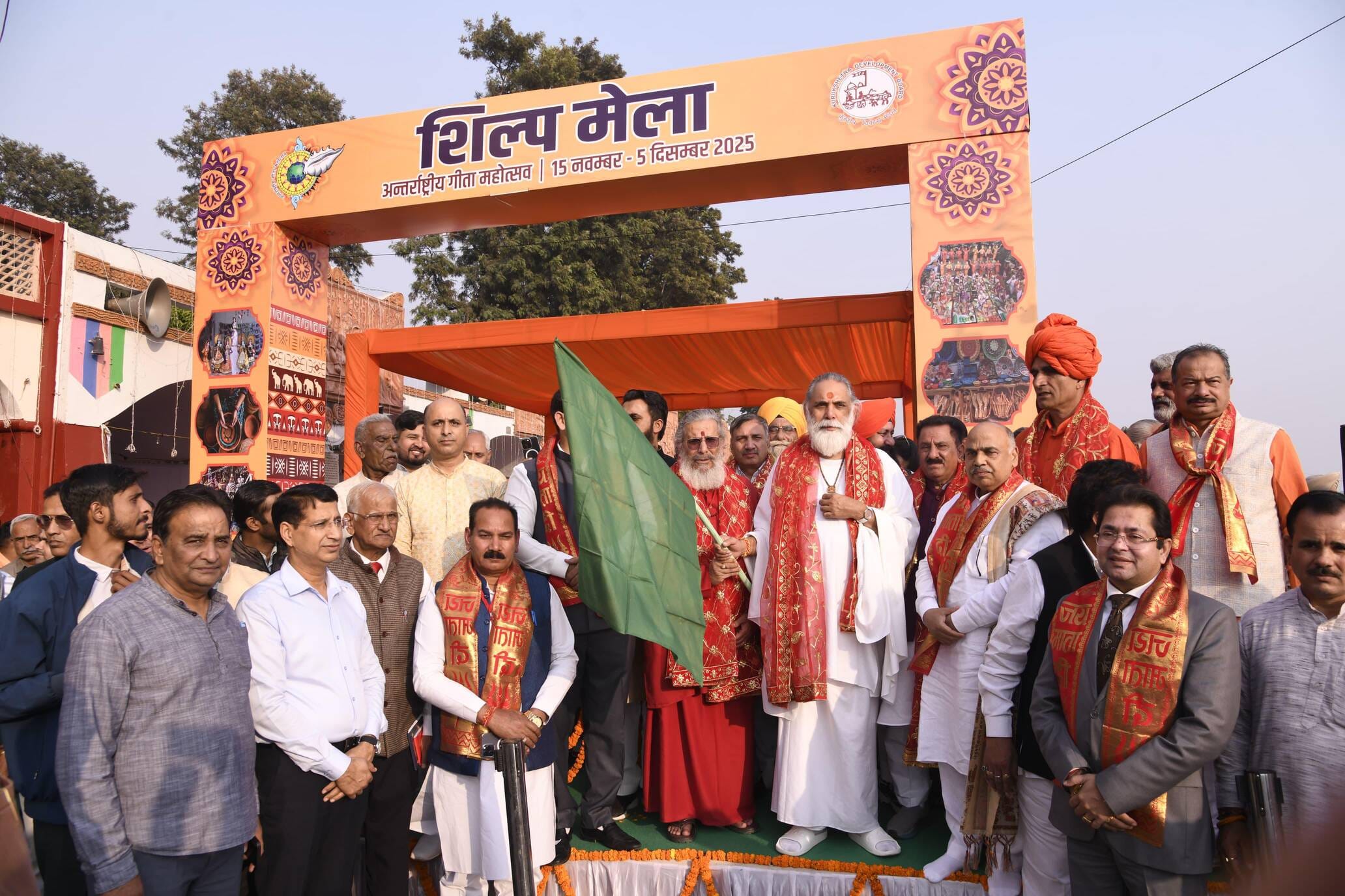 कुरुक्षेत्र। सद्भावना यात्र को हरी झंडी दिखा रवाना करने के दौरान स्वामी ज्ञानानंद। संवाद कुरुक्षेत्र। सद्भावना यात्र को हरी झंडी दिखा रवाना करने के दौरान स्वामी ज्ञानानंद। संवाद