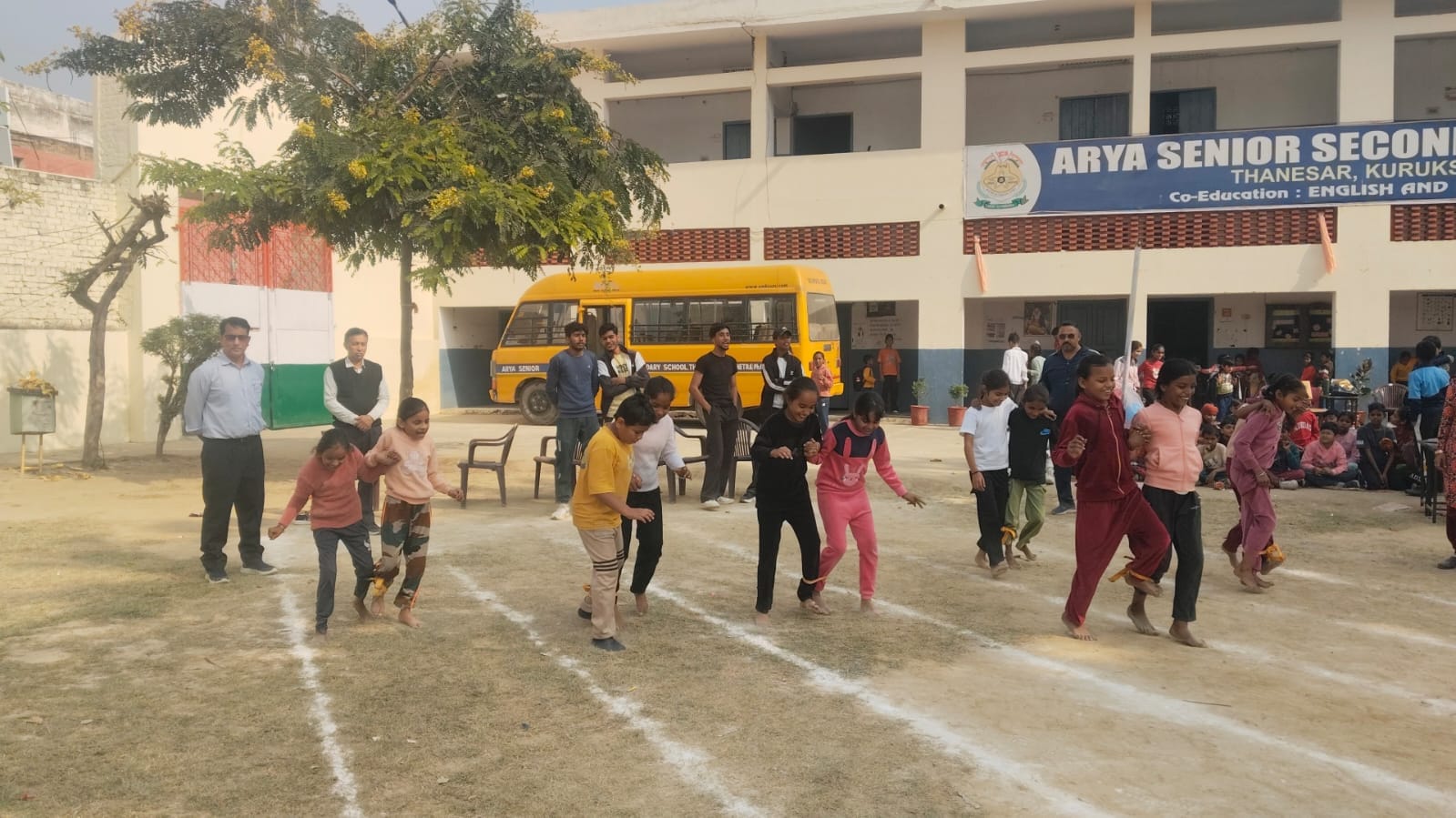 कुरुक्षेत्र। तीन टांग दौड़ में जीत के लिए जद्दोजहद करते खिलाड़ी। संवाद कुरुक्षेत्र। तीन टांग दौड़ में जीत के लिए जद्दोजहद करते खिलाड़ी। संवाद