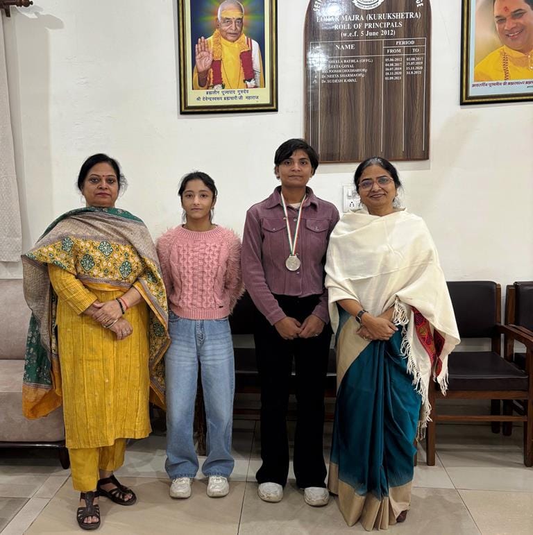 कुरुक्षेत्र। विजेता खिलाड़ी छात्राएं अपने कोच एवं खेल अधिकारियों के साथ। विज्ञप्ति