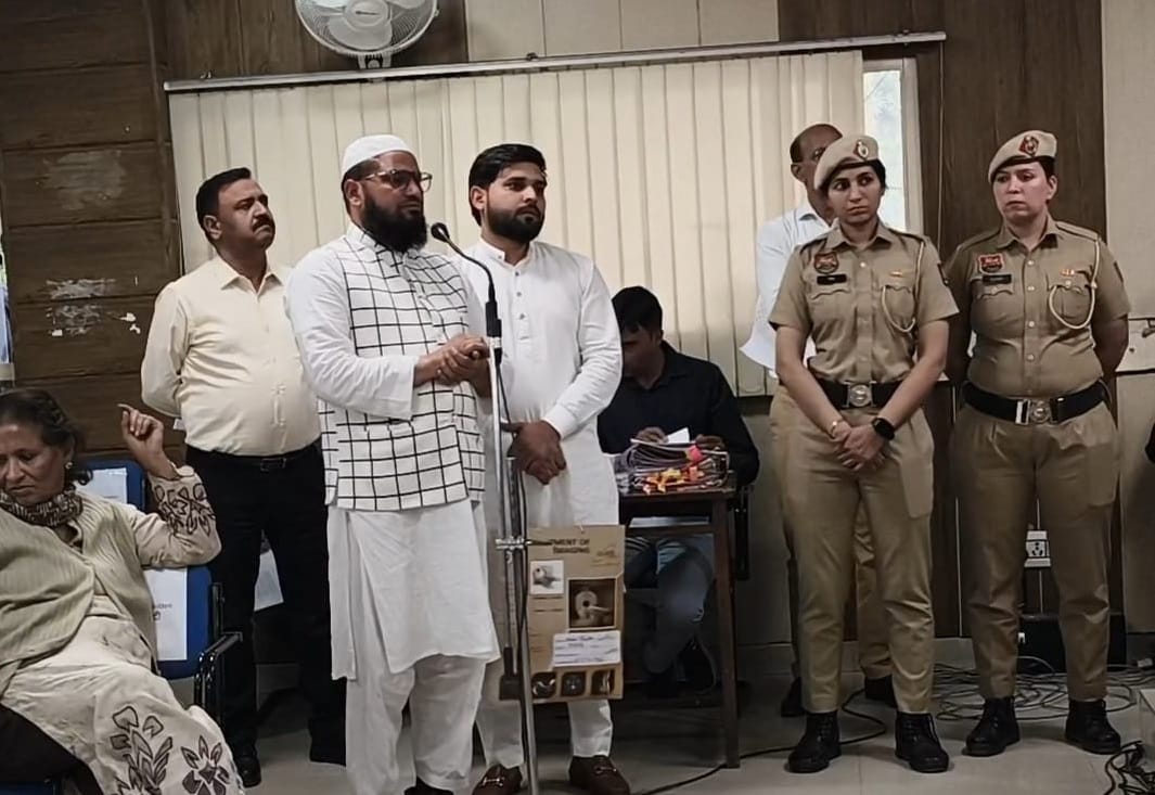 कष्ट निवारण समिति की बैठक में अपना पक्ष रखती महिला। संवाद कष्ट निवारण समिति की बैठक में अपना पक्ष रखती महिला। संवाद