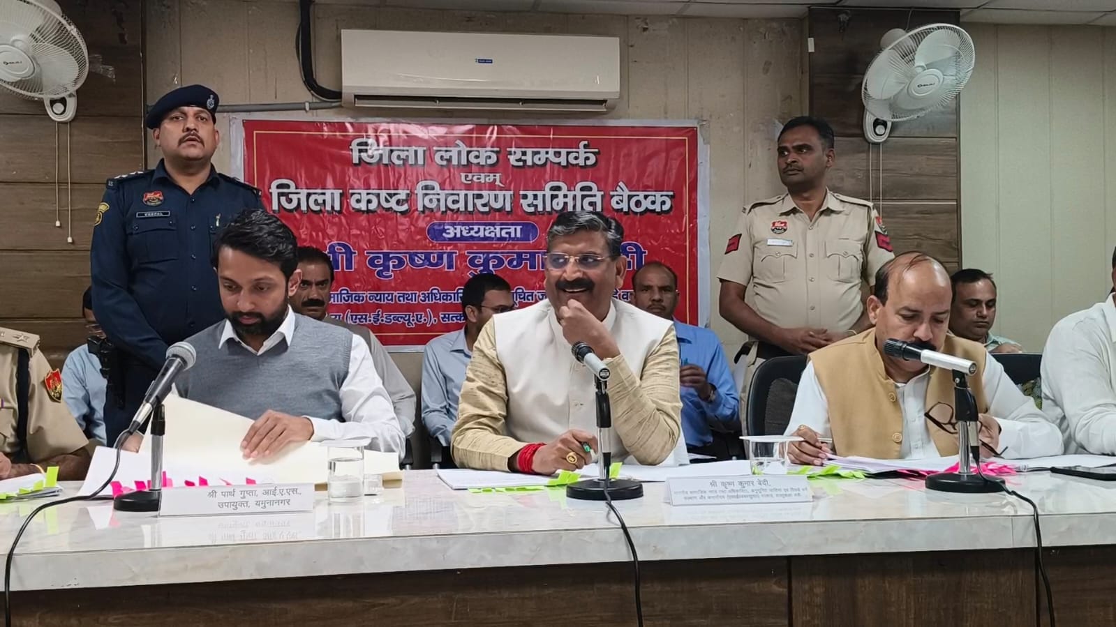 कष्ट निवारण समिति की बैठक में अपना पक्ष रखती महिला। संवाद कष्ट निवारण समिति की बैठक में अपना पक्ष रखती महिला। संवाद