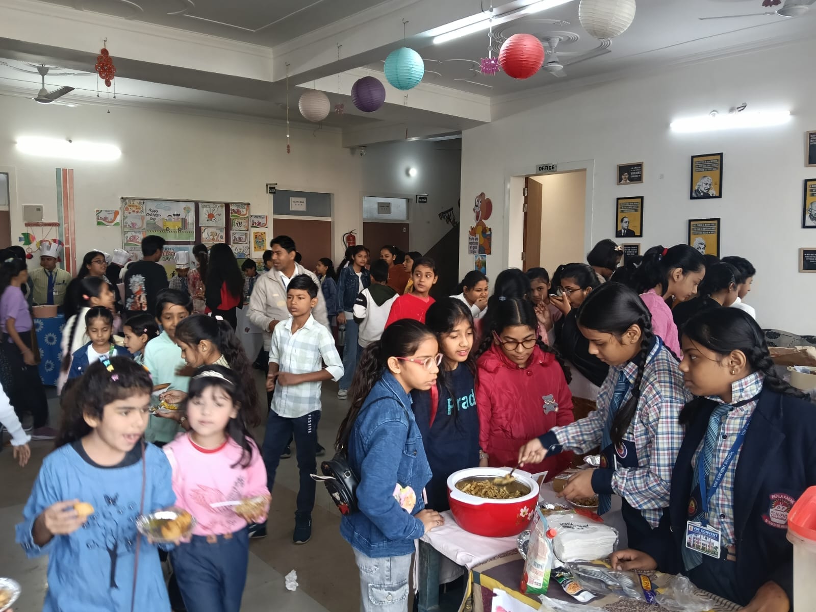 खुटार के बिटोली देवी महाविद्यालय में चित्रकला का प्रदर्शन करती छात्राएं। स्रोत कॉलेज खुटार के बिटोली देवी महाविद्यालय में चित्रकला का प्रदर्शन करती छात्राएं। स्रोत कॉलेज