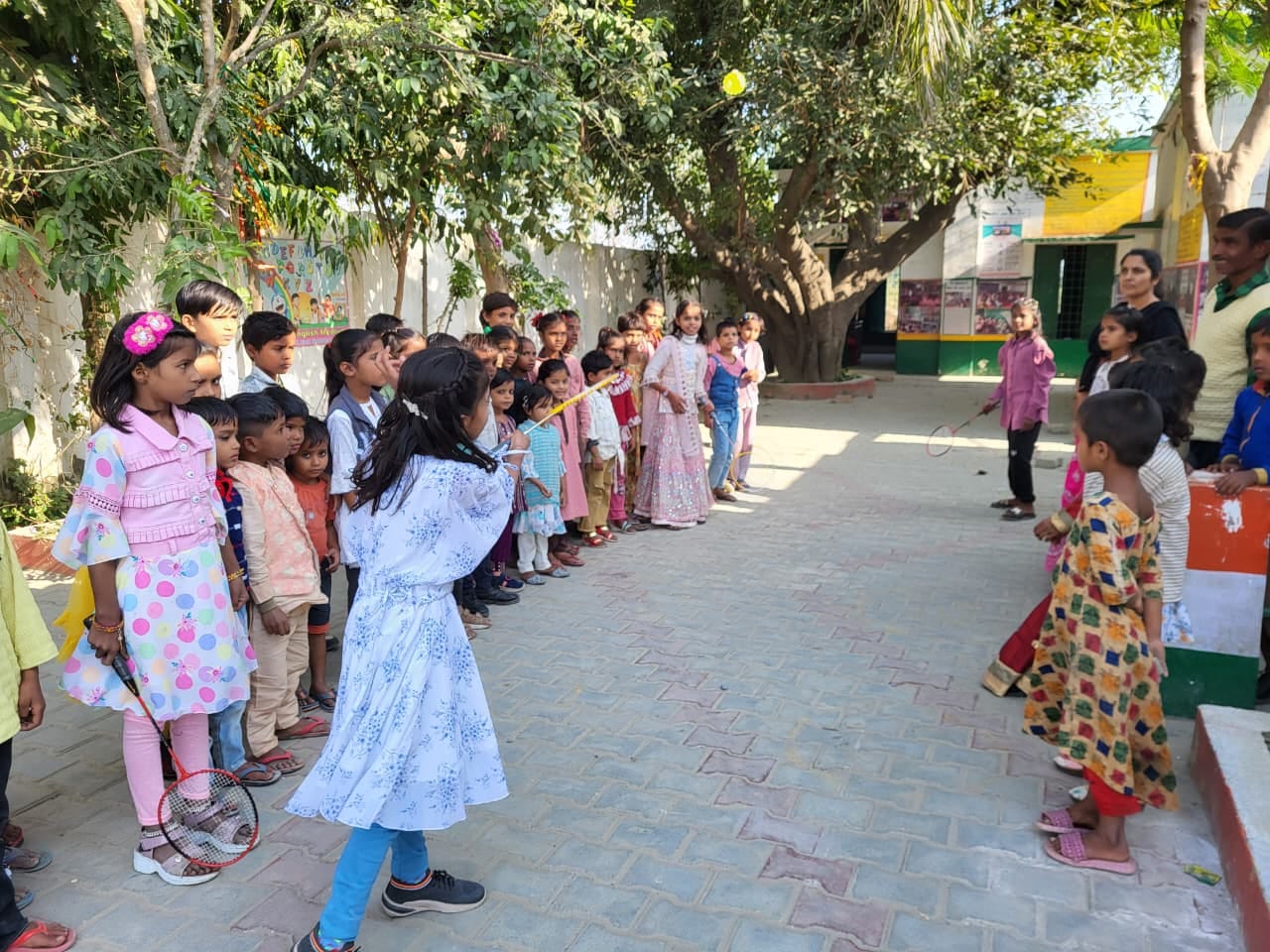 खुटार के बिटोली देवी महाविद्यालय में चित्रकला का प्रदर्शन करती छात्राएं। स्रोत कॉलेज खुटार के बिटोली देवी महाविद्यालय में चित्रकला का प्रदर्शन करती छात्राएं। स्रोत कॉलेज