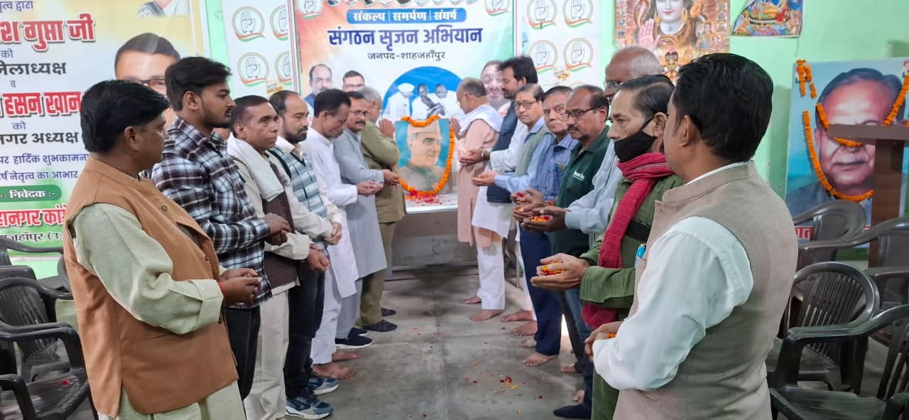 खुटार के बिटोली देवी महाविद्यालय में चित्रकला का प्रदर्शन करती छात्राएं। स्रोत कॉलेज खुटार के बिटोली देवी महाविद्यालय में चित्रकला का प्रदर्शन करती छात्राएं। स्रोत कॉलेज