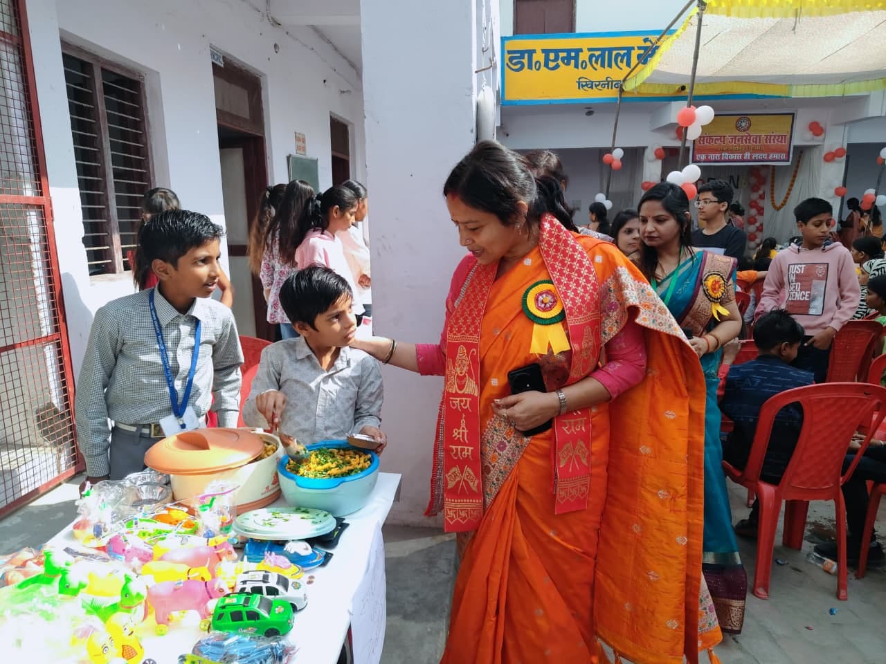 खुटार के बिटोली देवी महाविद्यालय में चित्रकला का प्रदर्शन करती छात्राएं। स्रोत कॉलेज खुटार के बिटोली देवी महाविद्यालय में चित्रकला का प्रदर्शन करती छात्राएं। स्रोत कॉलेज