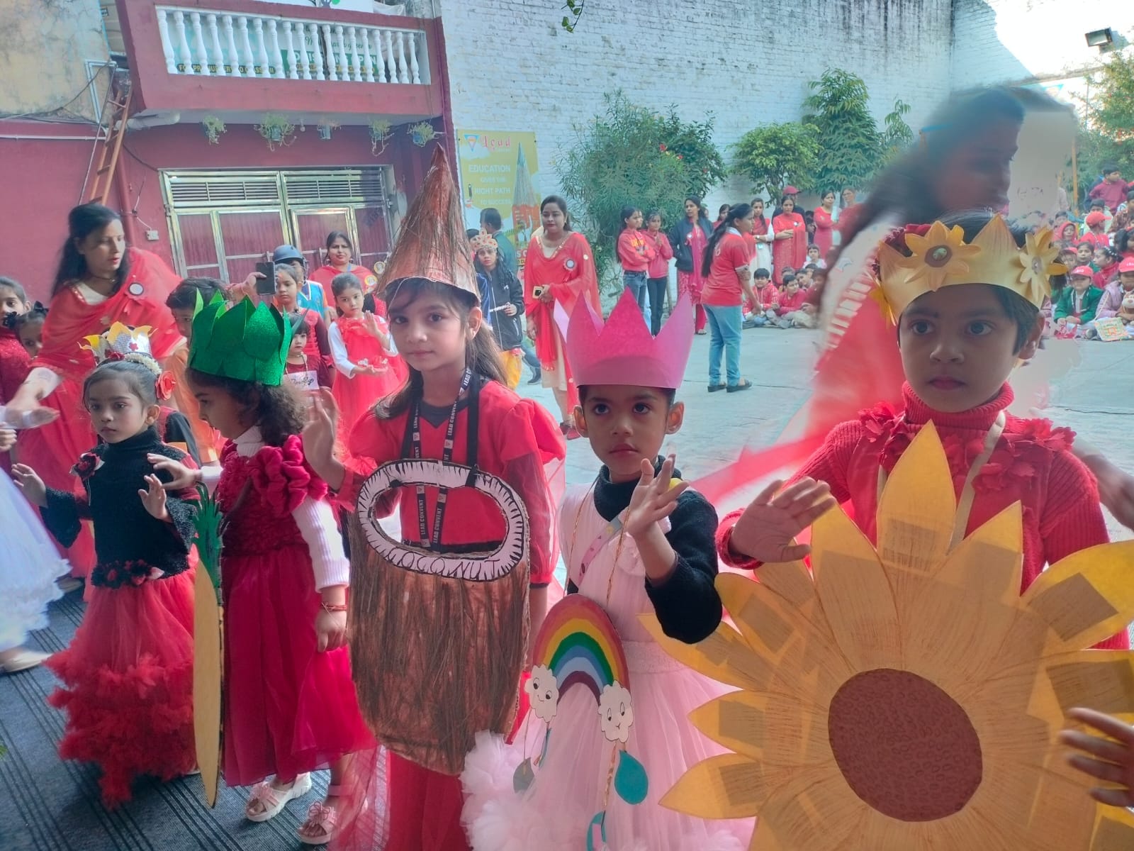 खुटार के बिटोली देवी महाविद्यालय में चित्रकला का प्रदर्शन करती छात्राएं। स्रोत कॉलेज खुटार के बिटोली देवी महाविद्यालय में चित्रकला का प्रदर्शन करती छात्राएं। स्रोत कॉलेज