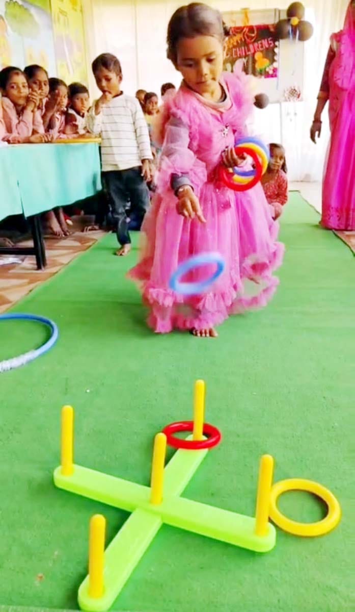 खुटार के बिटोली देवी महाविद्यालय में चित्रकला का प्रदर्शन करती छात्राएं। स्रोत कॉलेज खुटार के बिटोली देवी महाविद्यालय में चित्रकला का प्रदर्शन करती छात्राएं। स्रोत कॉलेज