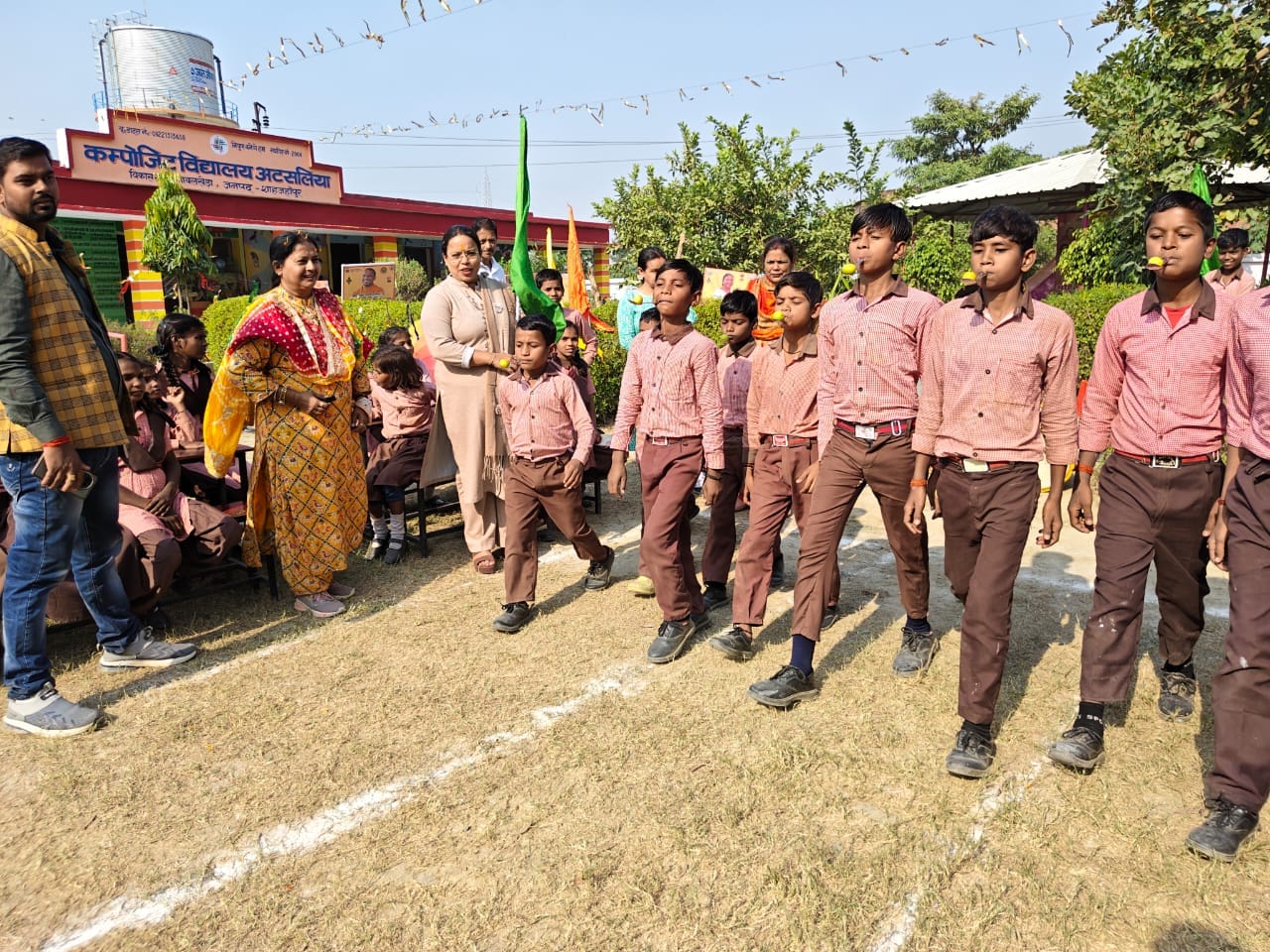 खुटार के बिटोली देवी महाविद्यालय में चित्रकला का प्रदर्शन करती छात्राएं। स्रोत कॉलेज खुटार के बिटोली देवी महाविद्यालय में चित्रकला का प्रदर्शन करती छात्राएं। स्रोत कॉलेज