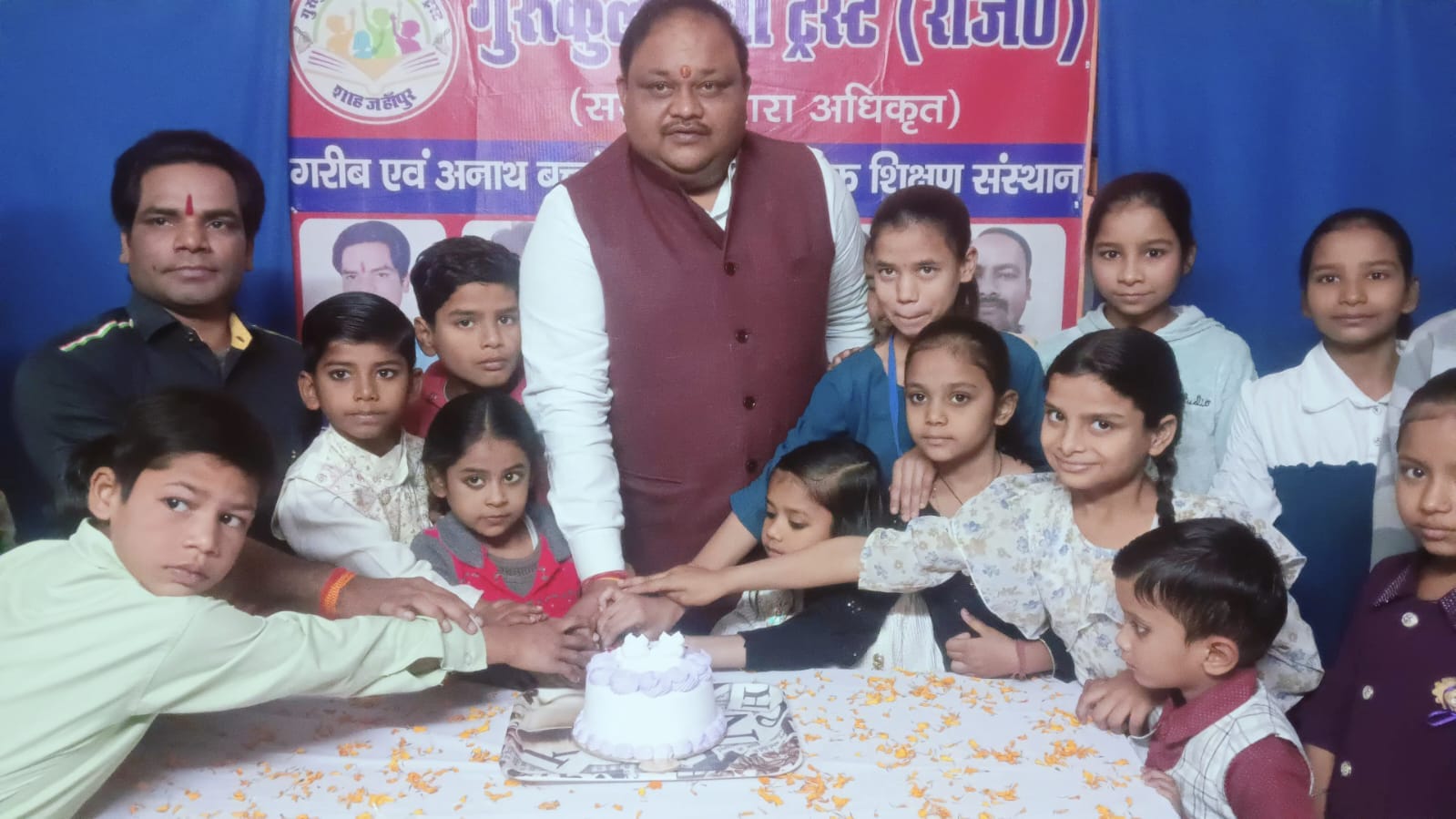 खुटार के बिटोली देवी महाविद्यालय में चित्रकला का प्रदर्शन करती छात्राएं। स्रोत कॉलेज खुटार के बिटोली देवी महाविद्यालय में चित्रकला का प्रदर्शन करती छात्राएं। स्रोत कॉलेज