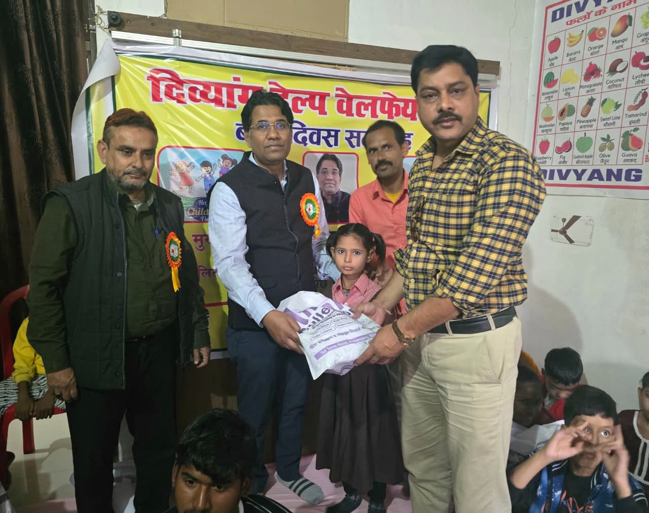 खुटार के बिटोली देवी महाविद्यालय में चित्रकला का प्रदर्शन करती छात्राएं। स्रोत कॉलेज खुटार के बिटोली देवी महाविद्यालय में चित्रकला का प्रदर्शन करती छात्राएं। स्रोत कॉलेज