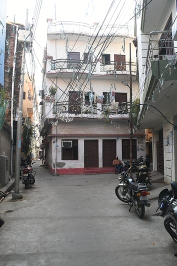 लालबाग में शाहीन के पिता के घर और आईआईएम रोड पर परवेज के घर के पास दिखा सन्नाटा। 
