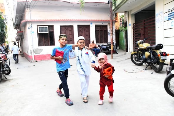 लालबाग में शाहीन के पिता के घर और आईआईएम रोड पर परवेज के घर के पास दिखा सन्नाटा। 