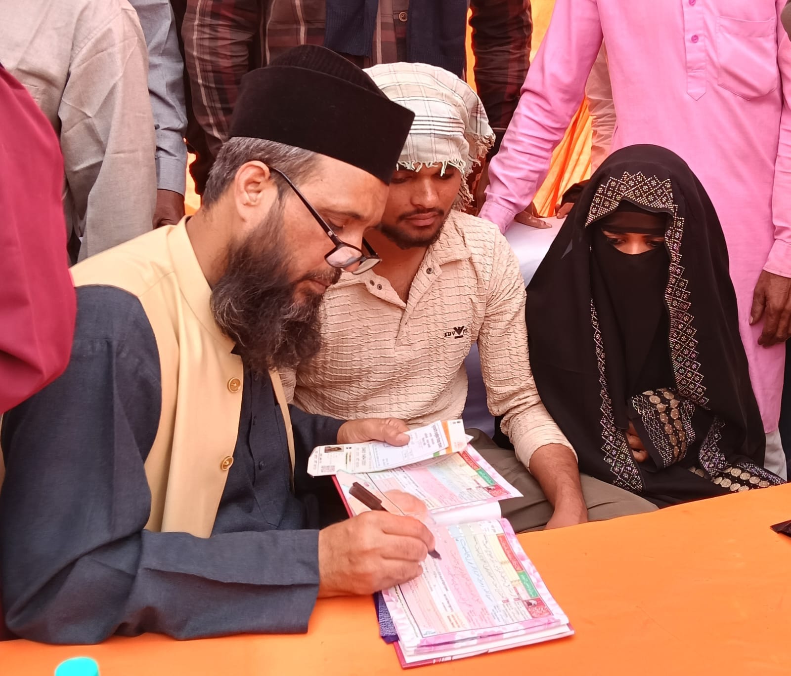 मंडप में बैठे दूल्हा-दुल्हन। संवाद मंडप में बैठे दूल्हा-दुल्हन। संवाद
