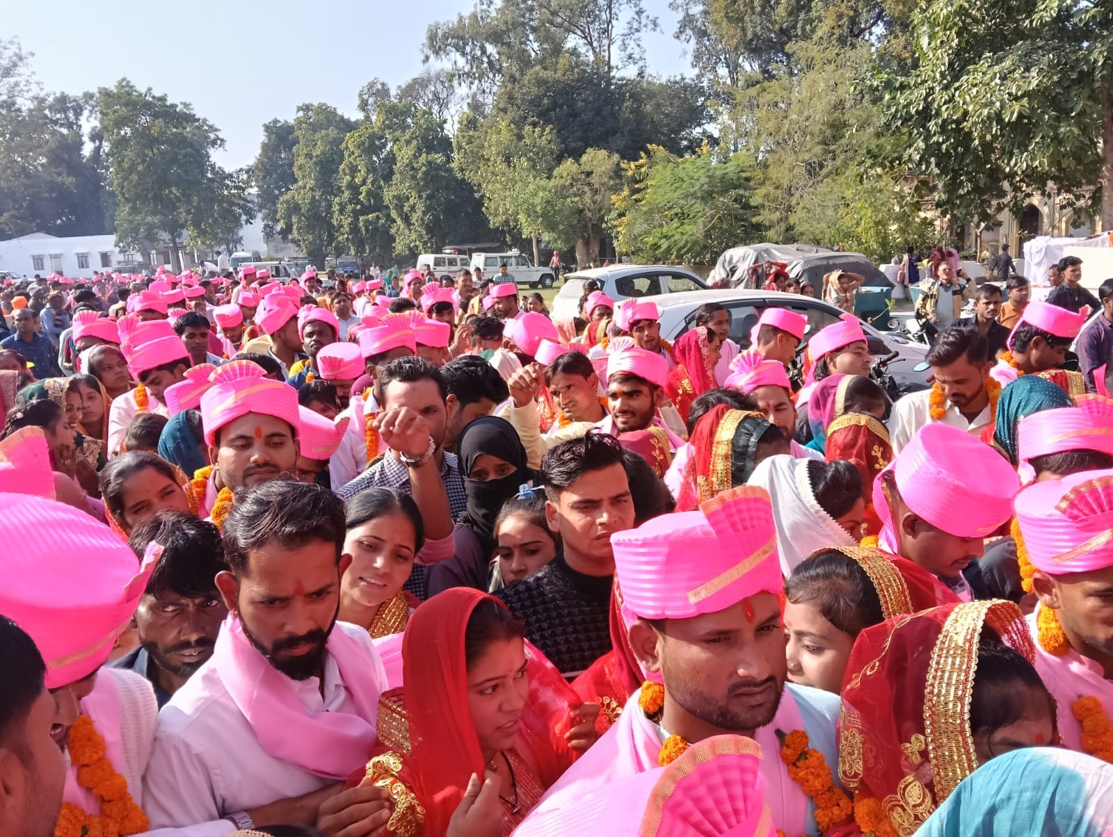 मंडप में बैठे दूल्हा-दुल्हन। संवाद मंडप में बैठे दूल्हा-दुल्हन। संवाद