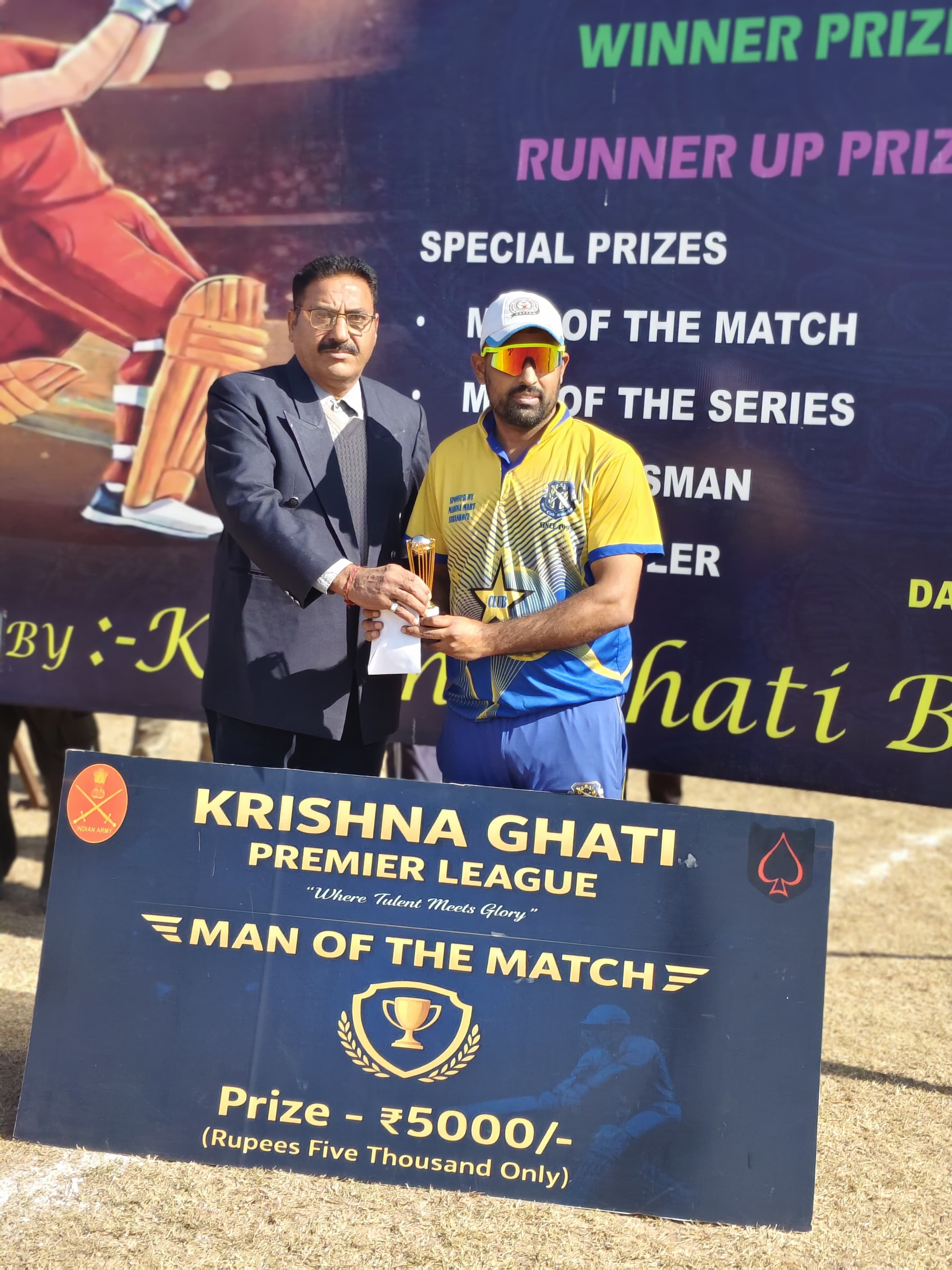 पुंछ में चल रही कृष्णा घाटी प्रिमियर लीग दो के 13वें दिन मैन आफ दा मेच को सम्मानित करते आतिथी