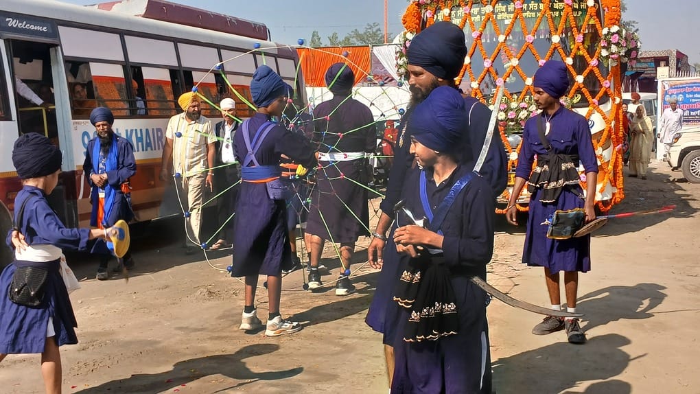 पलिया के बोझवा गुरुद्वारे से निकली गुरु की शाही सवारी। संवाद