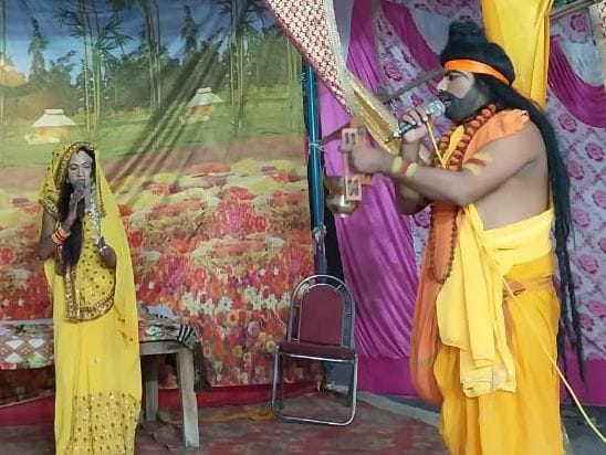 परौर में रामलीला के दौरान मंचन करते कलाकार। संवाद  