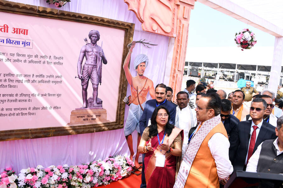 प्रदर्शनी का अवलोकन करते मुख्यमंत्री।