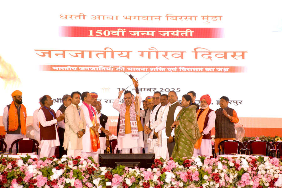 प्रदर्शनी का अवलोकन करते मुख्यमंत्री।