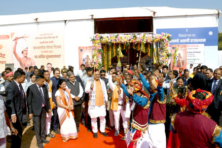 प्रदर्शनी का अवलोकन करते मुख्यमंत्री।