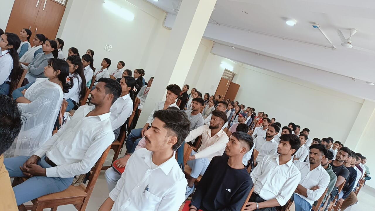 राजकीय महाविद्यालय में छात्रों को योग से संबंधित जानकारी देते योग गुरु स्रोत संवाद राजकीय महाविद्यालय में छात्रों को योग से संबंधित जानकारी देते योग गुरु स्रोत संवाद