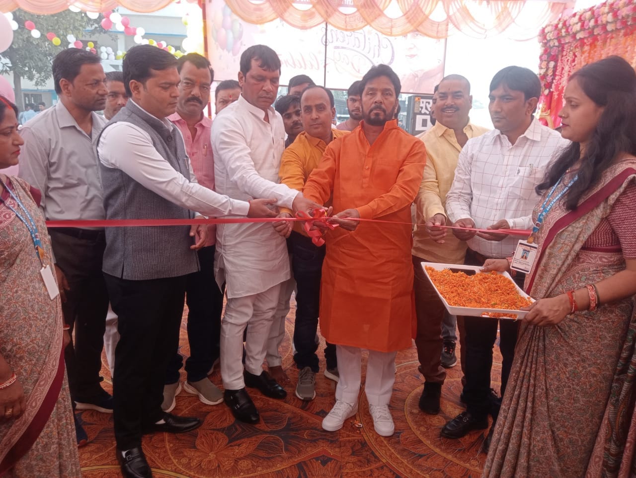 सूर्या इंटरनेशनल एकेडमी में बाल मेले में बच्चों के स्टाल का निरीक्षण करते हुए अतिथिगण । स्रोत 