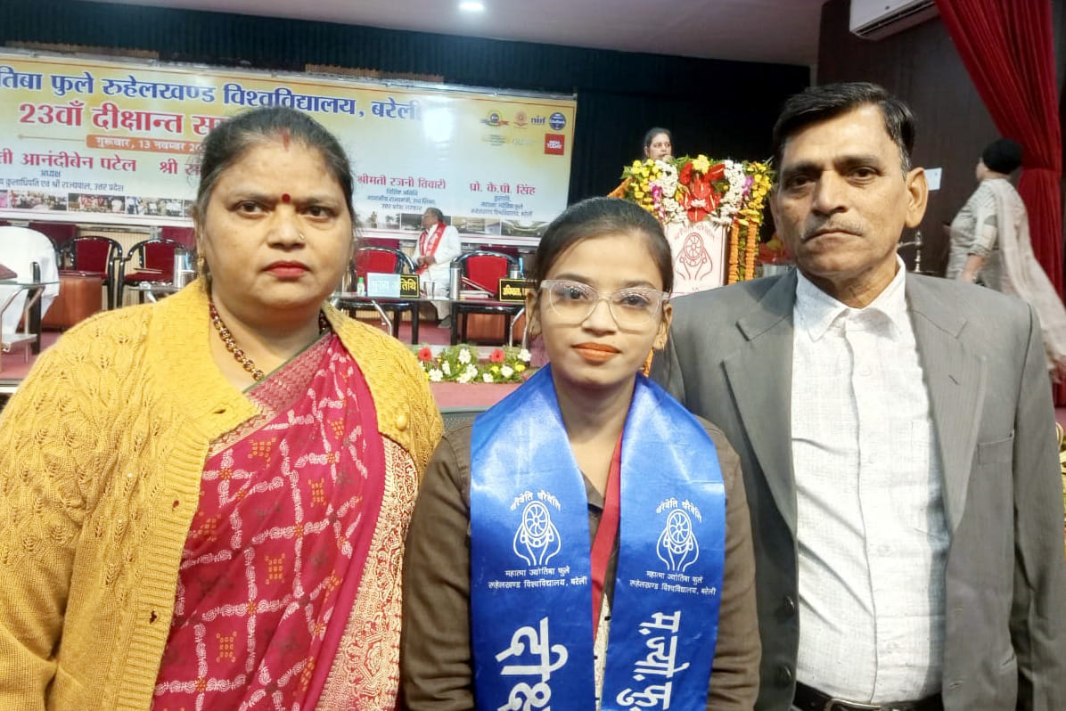 स्वर्ण पदक प्राप्त कर लौटने पर राजनीति विज्ञान विभाग की ओर से अभिलाषा के सम्मान किया गया। स्रोत