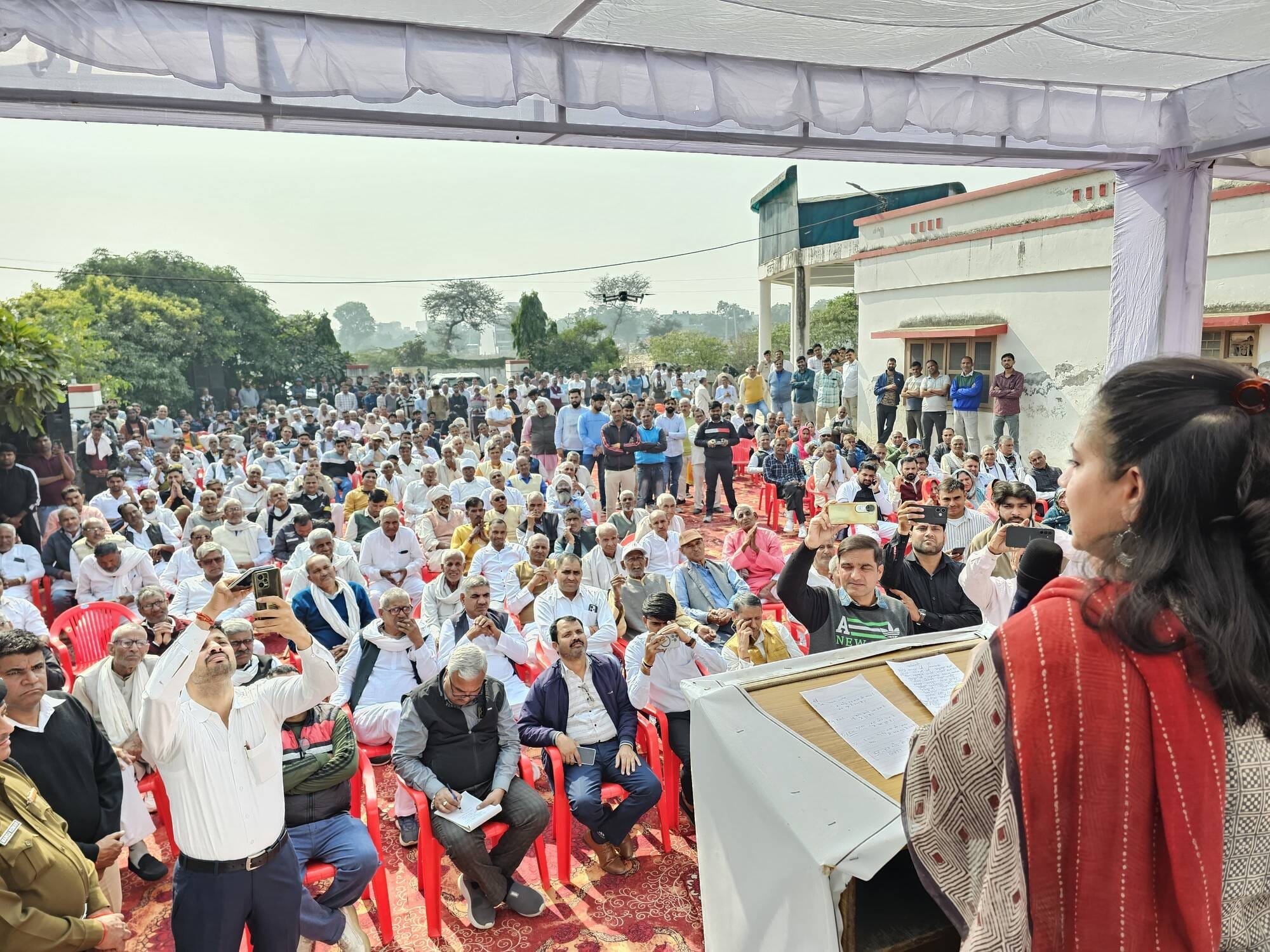 स्वास्थ्य मंत्री आरती राव को गदा भेंट करते हुए। संवाद स्वास्थ्य मंत्री आरती राव को गदा भेंट करते हुए। संवाद