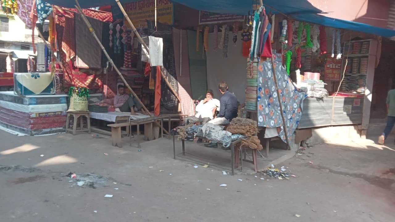 शाहजहांपुर में लाल इमली चौराहा पर लगा जाम। संवाद शाहजहांपुर में लाल इमली चौराहा पर लगा जाम। संवाद