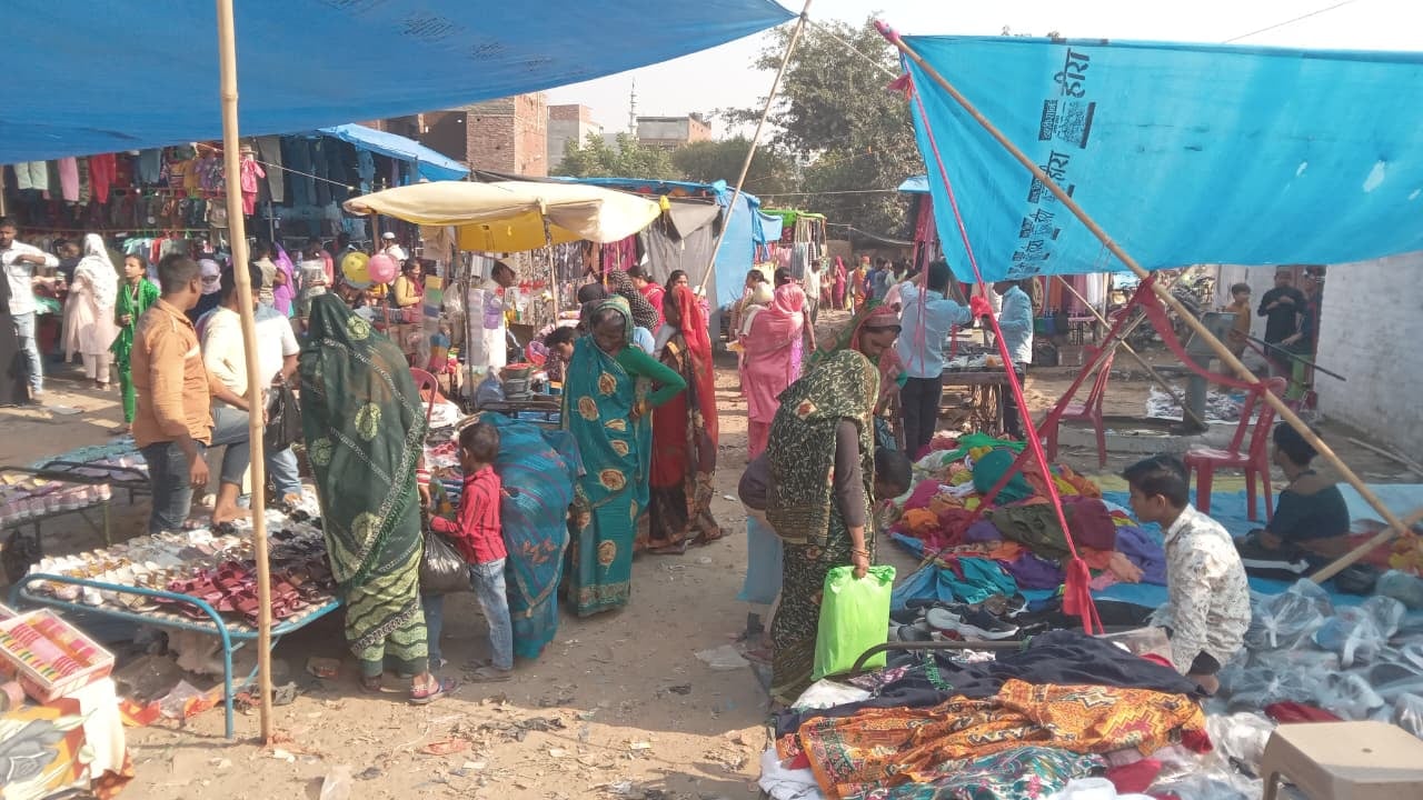 शाहजहांपुर में लाल इमली चौराहा पर लगा जाम। संवाद शाहजहांपुर में लाल इमली चौराहा पर लगा जाम। संवाद