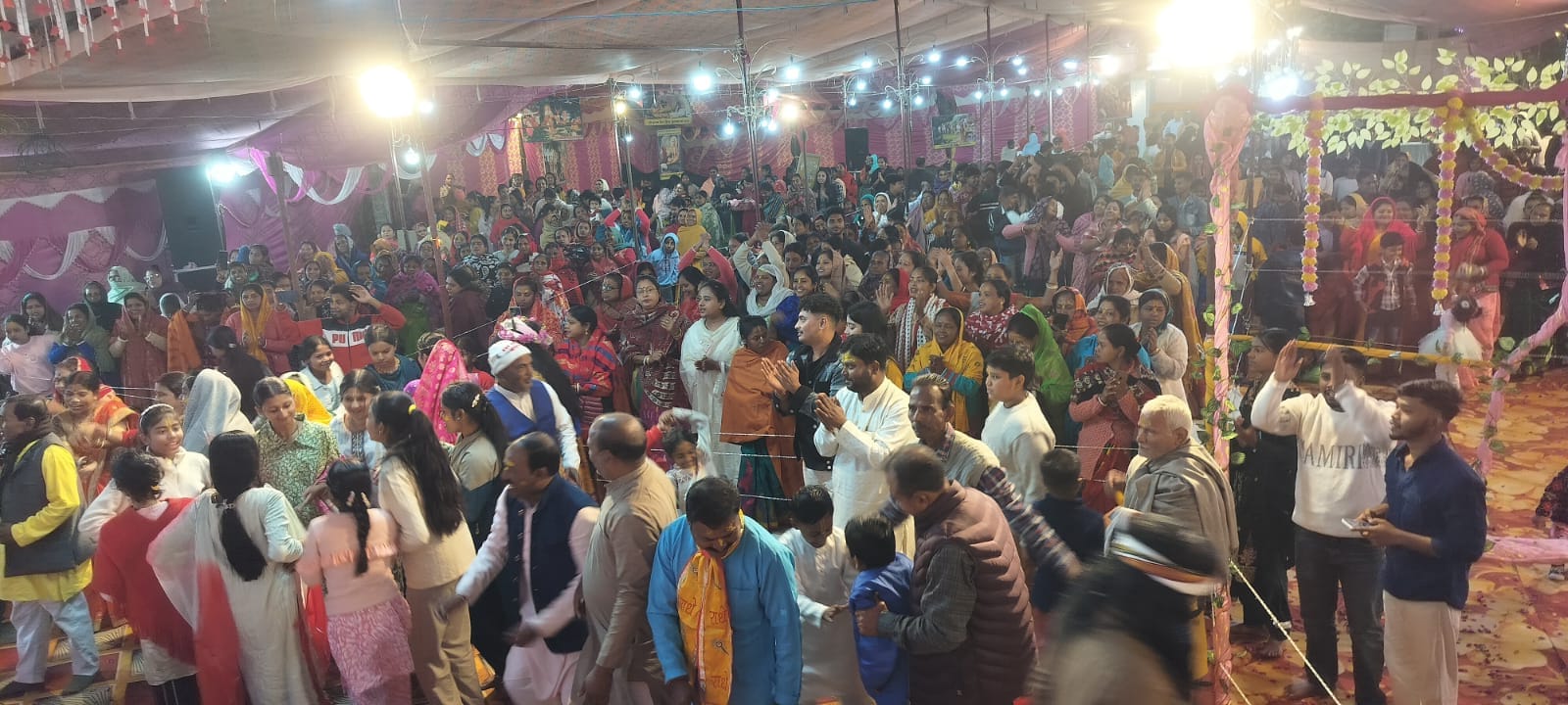 श्रीमद् भागवत कथा में कथावाचक के पास खड़े राधा कृष्ण स्वरूप में सजे बच्चें स्रोत संवाद श्रीमद् भागवत कथा में कथावाचक के पास खड़े राधा कृष्ण स्वरूप में सजे बच्चें स्रोत संवाद