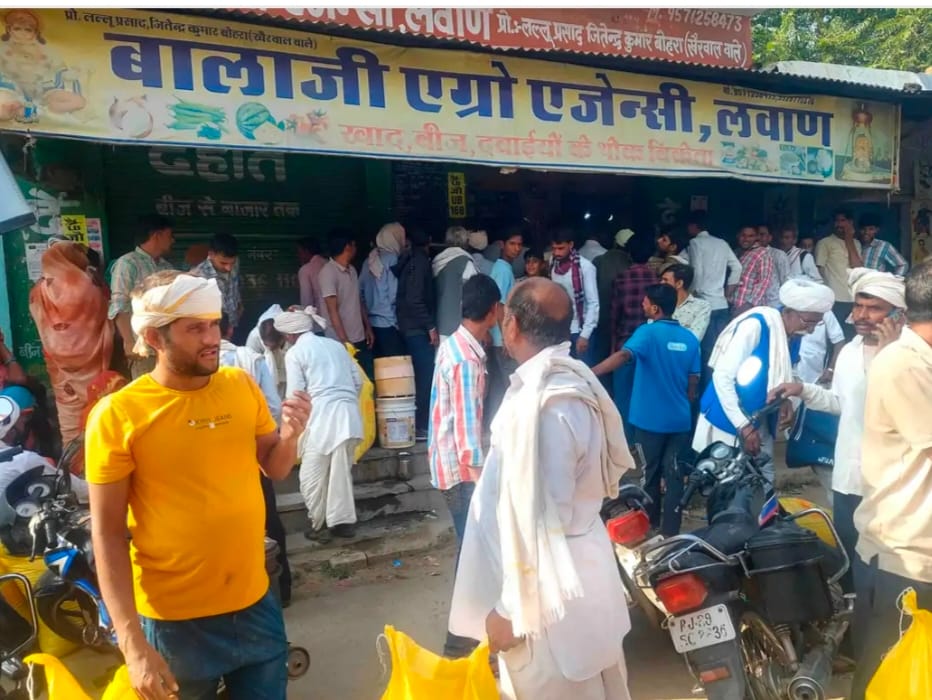 दौसा में खाद के लिए लगी कतारे