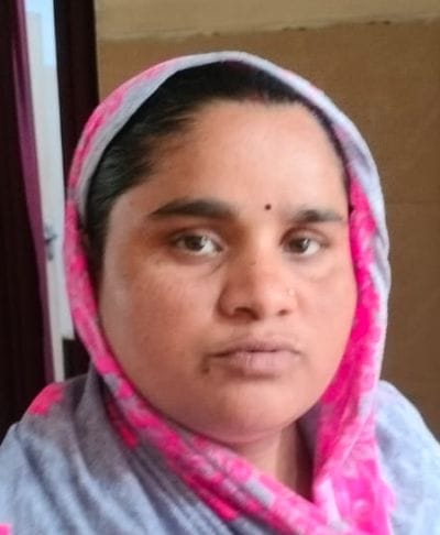 दूध की थैली दिखाती प्रसूता। संवाद दूध की थैली दिखाती प्रसूता। संवाद
