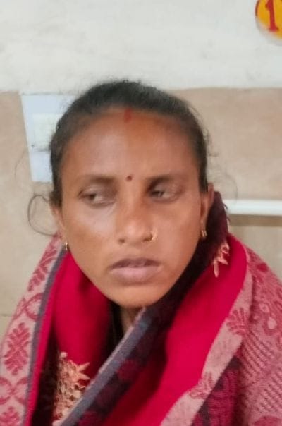 दूध की थैली दिखाती प्रसूता। संवाद दूध की थैली दिखाती प्रसूता। संवाद