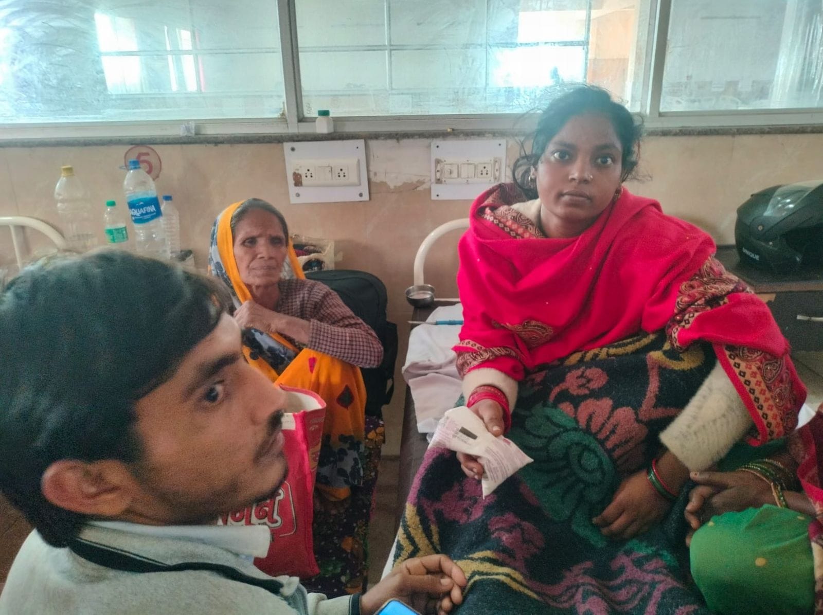 दूध की थैली दिखाती प्रसूता। संवाद दूध की थैली दिखाती प्रसूता। संवाद