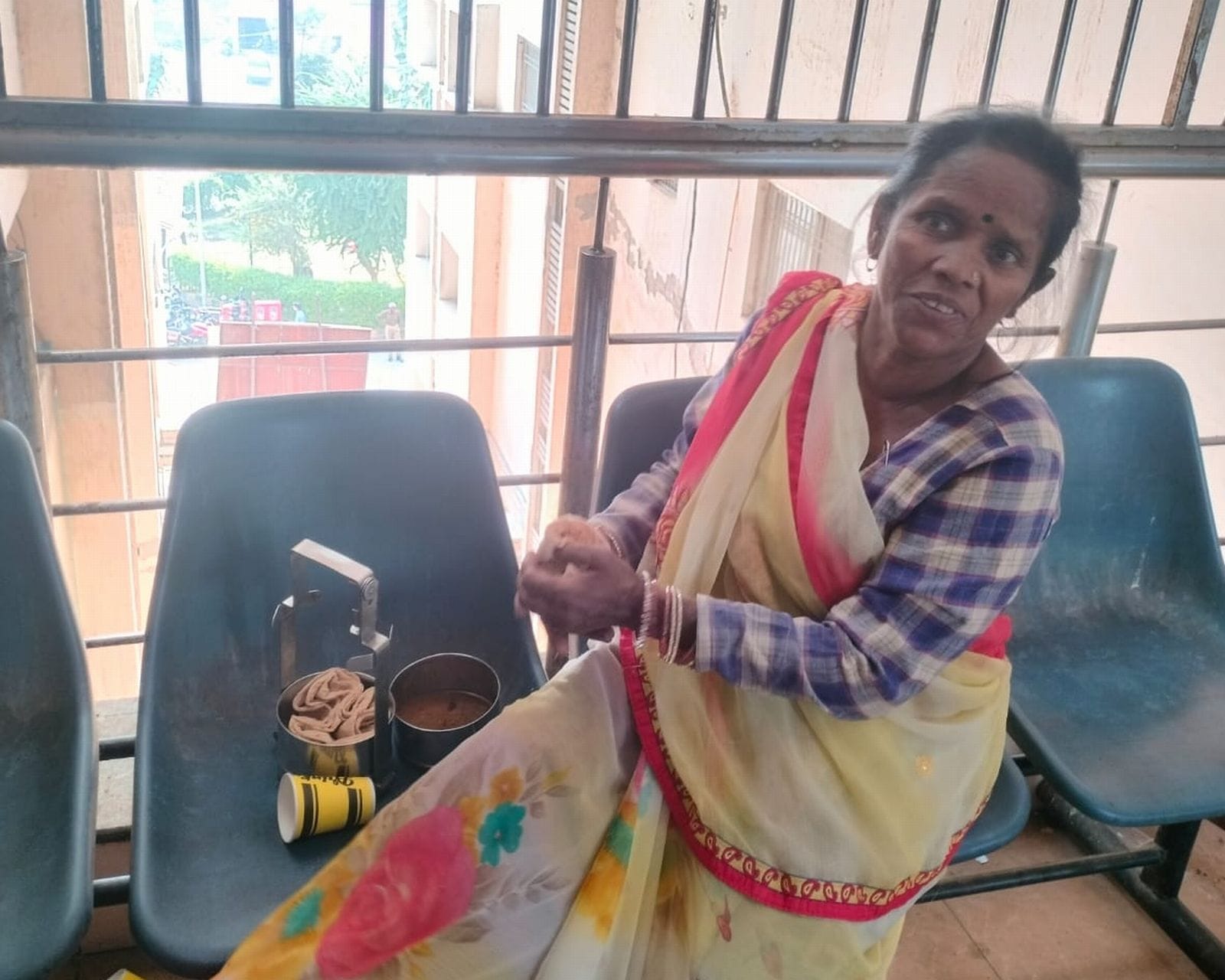 दूध की थैली दिखाती प्रसूता। संवाद दूध की थैली दिखाती प्रसूता। संवाद