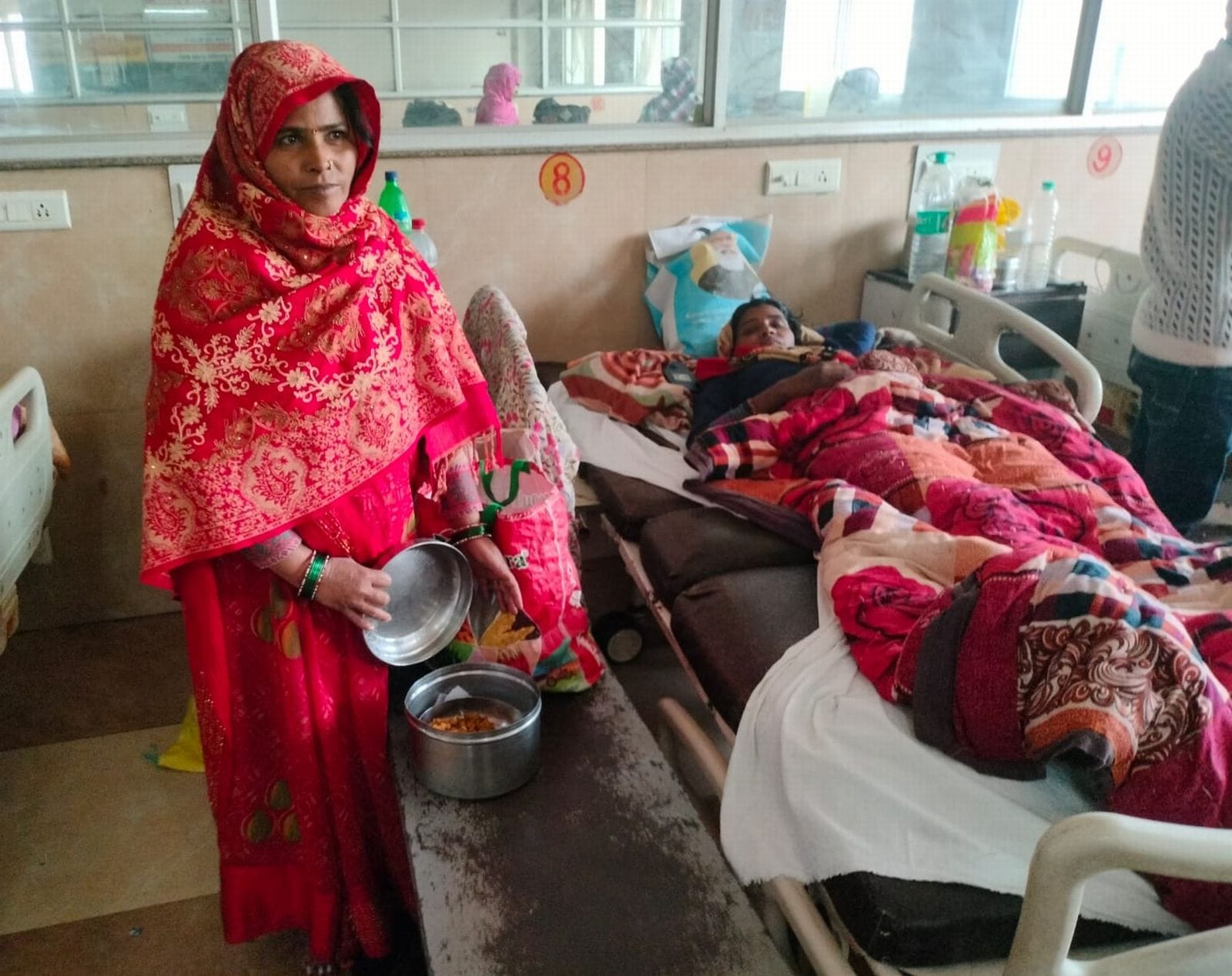 दूध की थैली दिखाती प्रसूता। संवाद दूध की थैली दिखाती प्रसूता। संवाद