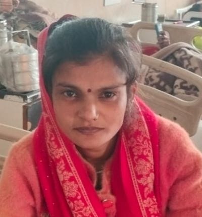 दूध की थैली दिखाती प्रसूता। संवाद दूध की थैली दिखाती प्रसूता। संवाद