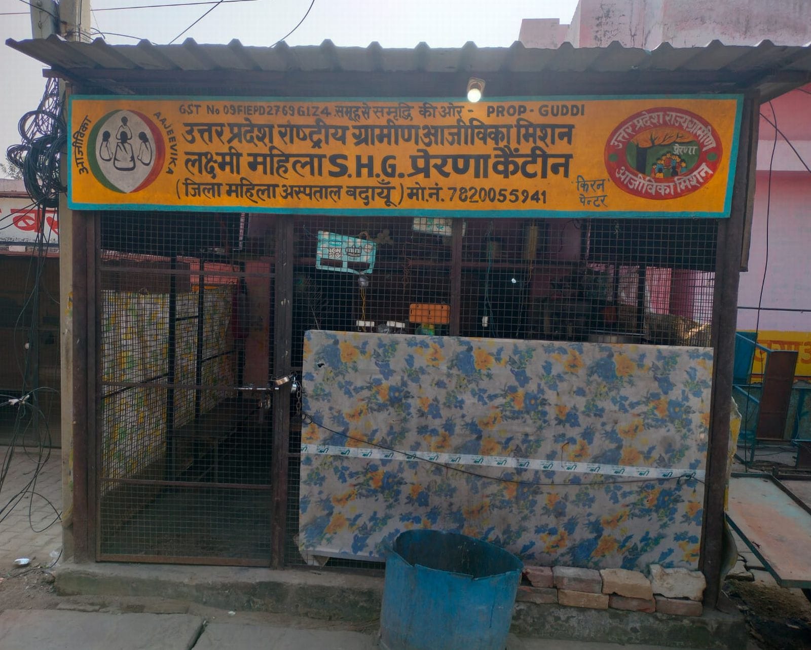 दूध की थैली दिखाती प्रसूता। संवाद दूध की थैली दिखाती प्रसूता। संवाद