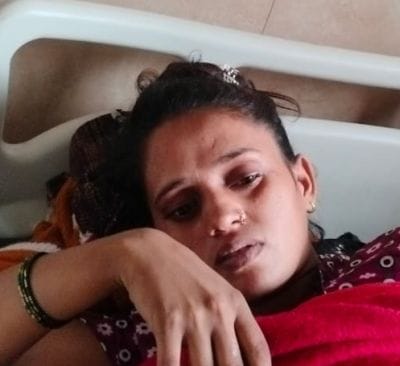 दूध की थैली दिखाती प्रसूता। संवाद दूध की थैली दिखाती प्रसूता। संवाद