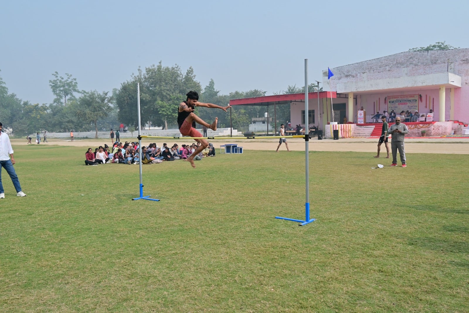 विजेताओं को सम्मानित करते विधायक अनिल यादव साथ में कॉलेज स्टाफ। स्रोत : कॉलेज विजेताओं को सम्मानित करते विधायक अनिल यादव साथ में कॉलेज स्टाफ। स्रोत : कॉलेज