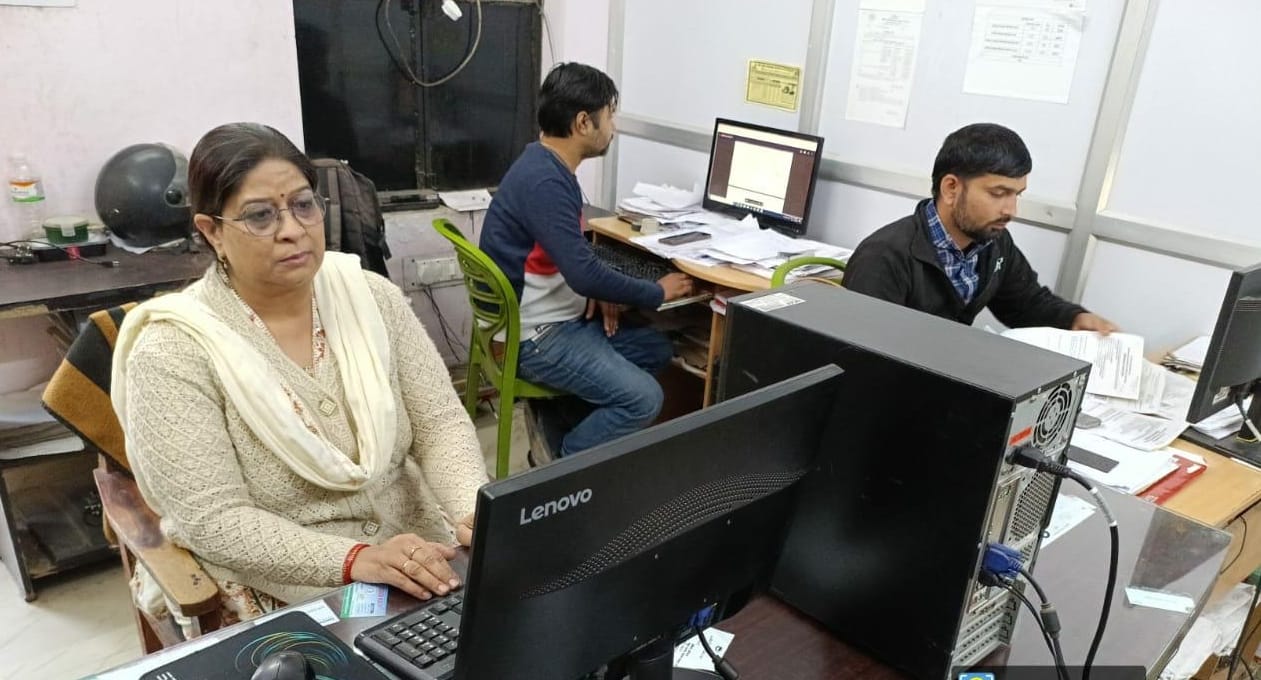 वर्टिकल सिस्टम के अभियंताओं के बोर्ड और हेल्पडेस्क। वर्टिकल सिस्टम के अभियंताओं के बोर्ड और हेल्पडेस्क।