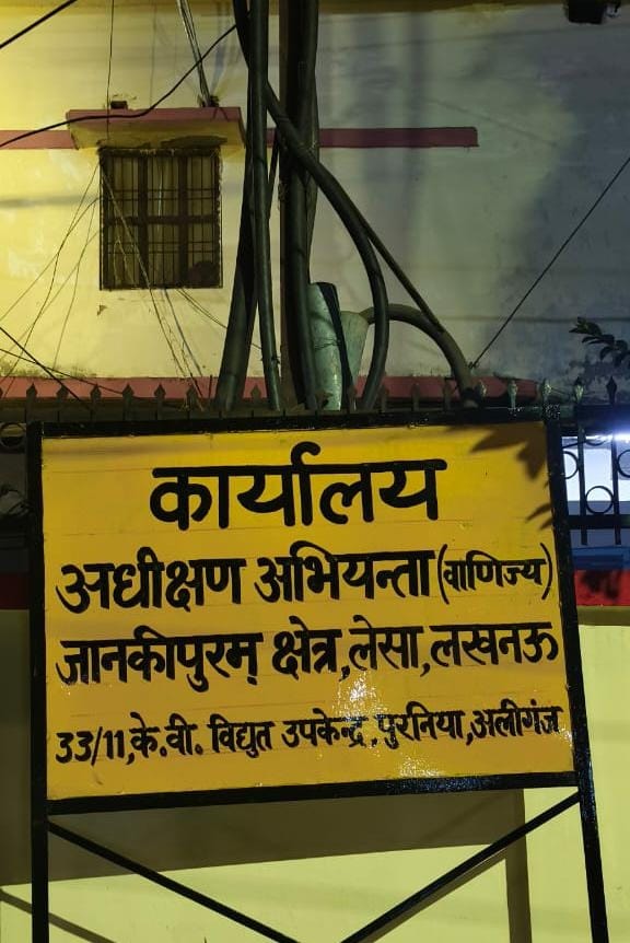 वर्टिकल सिस्टम के अभियंताओं के बोर्ड और हेल्पडेस्क। वर्टिकल सिस्टम के अभियंताओं के बोर्ड और हेल्पडेस्क।
