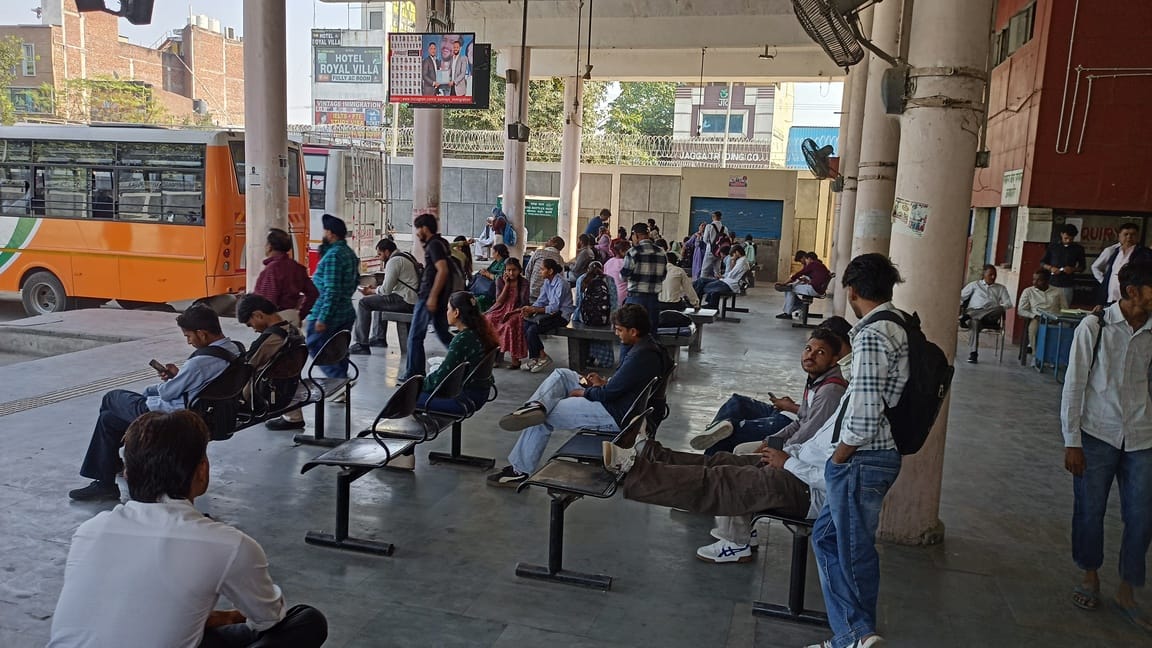 यमुनानगर डिपो पर बस में चढ़ने के लिए जद्दोजहद करते विद्यार्थी। संवाद