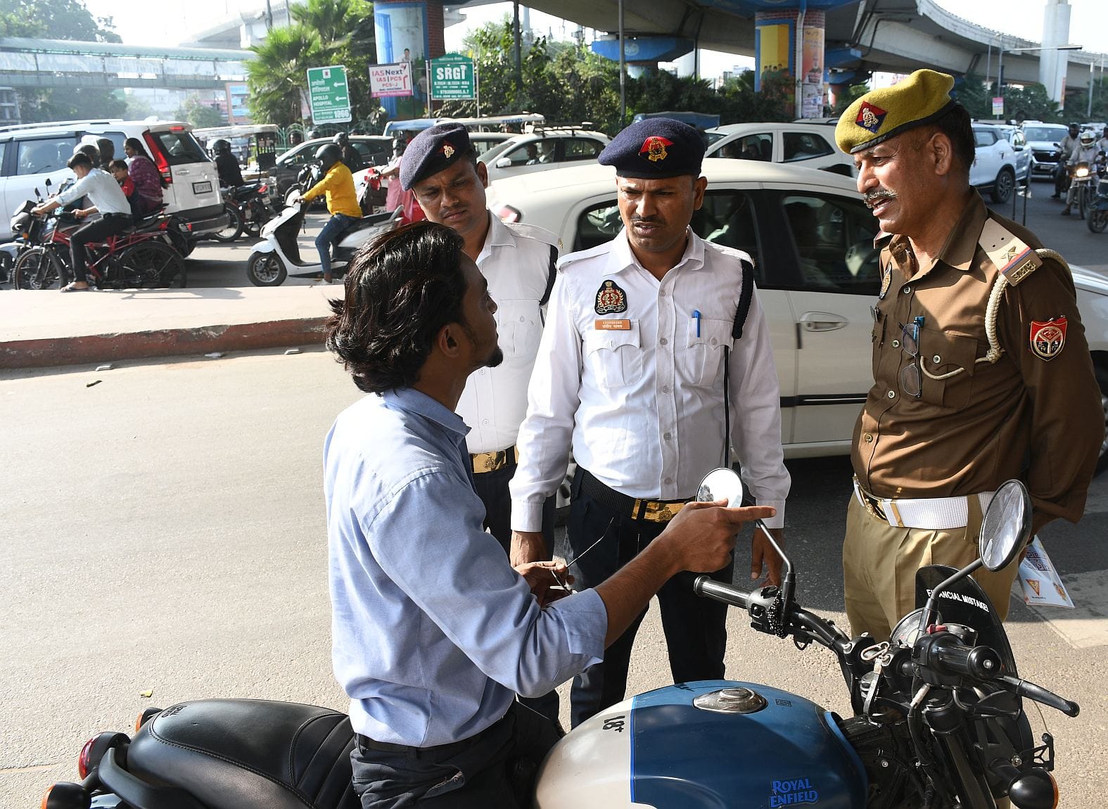 यातायात नियमों के उल्लंघन पर कार्रवाई करते ट्रैफिक पुलिस जवान। 